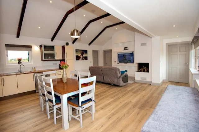 MEADOWLANE LODGE - Image 1
