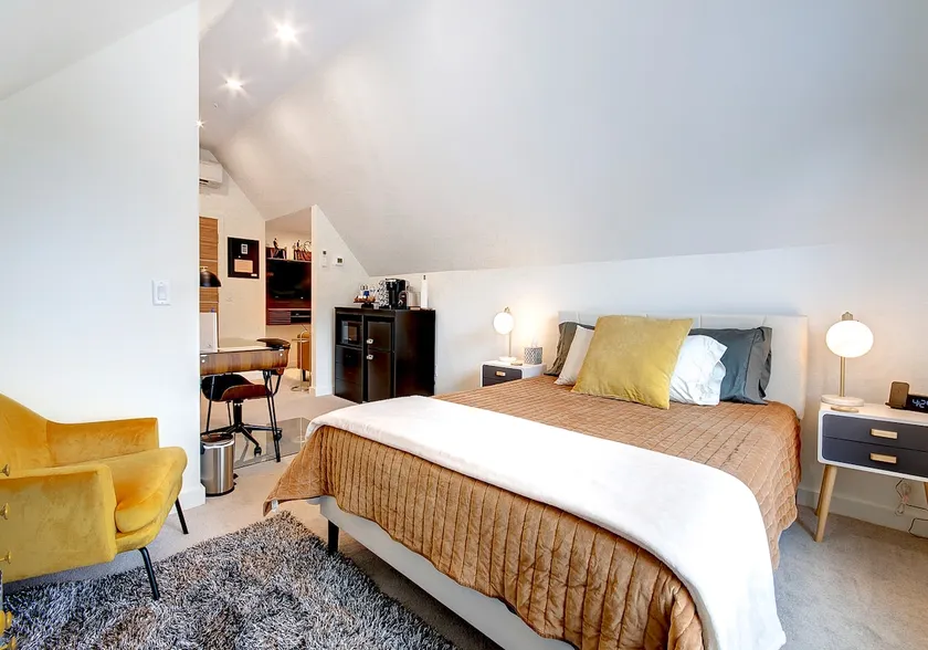 Trendy Fun Studio Apartment - Image 1