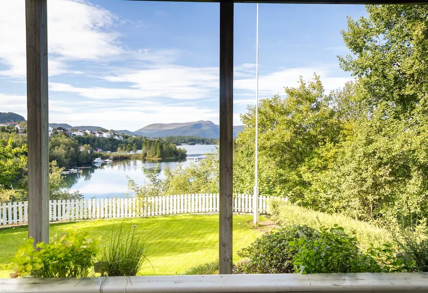 Apartment with stunning fjord view near Ålesund - Image 1