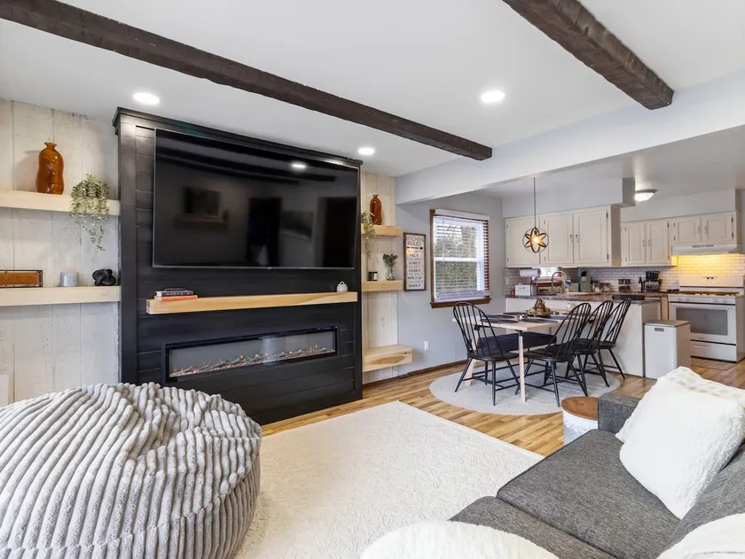 3-Bed Townhouse W/PKG 25M From Airport - Image 1