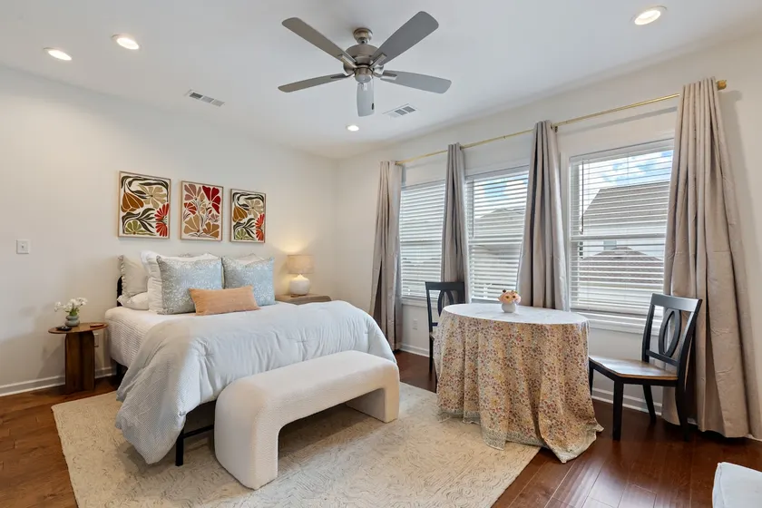 Cozy guest suite with workspace & TV - Image 1