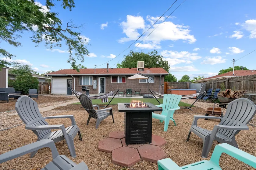 Hot Tub, Hammocks, Fire Pit, 2 Livingrooms, Office - Image 1