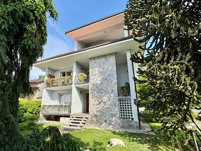 120 sqm apartment in a villa with garden - Image 1