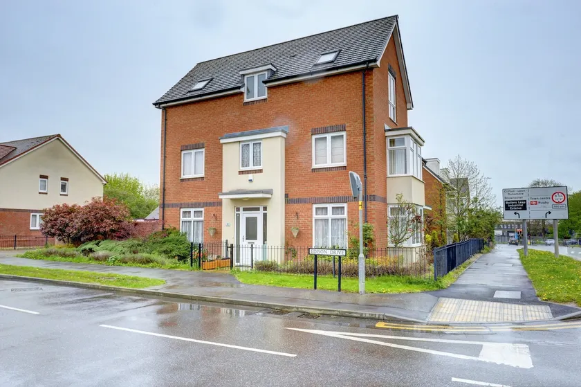 Rugby 2-BR Apt | Ensuite | FREE Parking | Central - Image 1