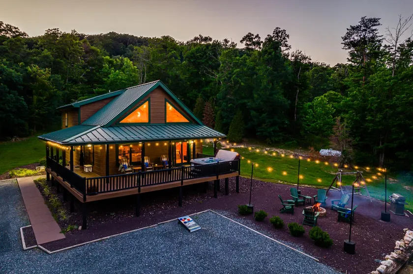 Hot Toddy Cabin: Mountain Views, Firepit, Arcade - Image 1
