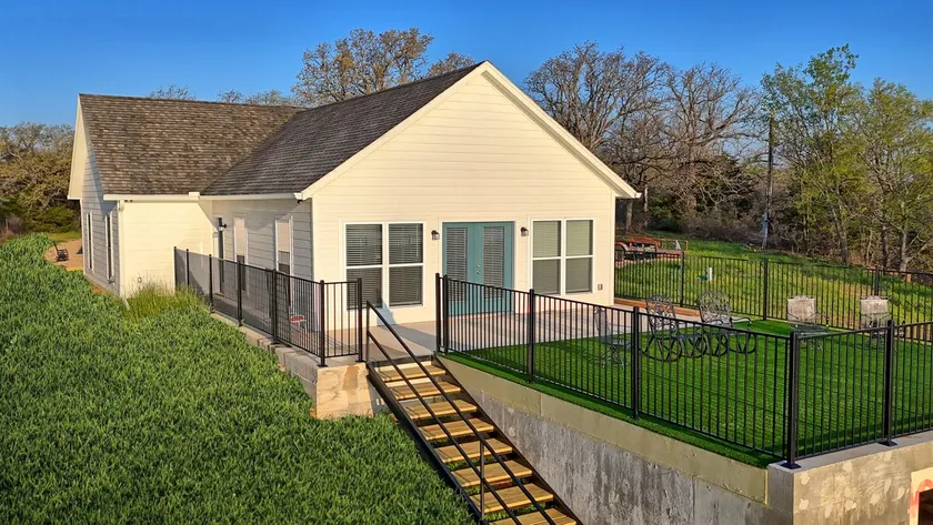 Lake Front, 4 Bedroom, New 2024 - Image 1