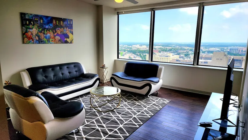 Sky Luxury/Free Parking/Downtown/Pool/Gym/K'Bed - Image 1