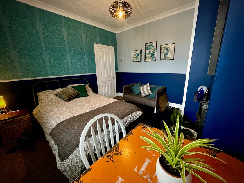 Stylish and artistic flat in Southend on Sea - 2 Double Bedrooms, Free on-street parking - Image 1