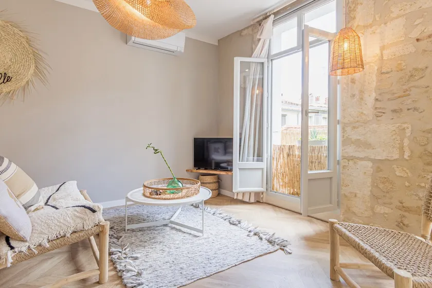 Spacious 2-room, new, air-conditioned – Downtown - Image 1