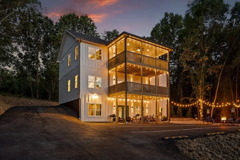 Chatt Vistas-6bdr6ba-3Story-Theater-HotTub-Slps15+ - Image 1