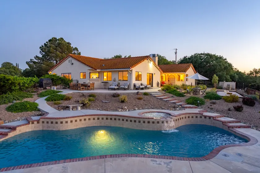 Cougar Ridge - hilltop home with pool - Image 1
