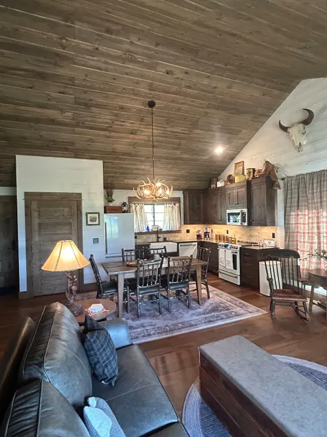 Rustic Elegant Cabin - 5 Mins to Yellowstone - Image 1