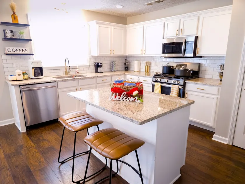 Elegant & Renovated Family Space-King Size Bed! - Image 1