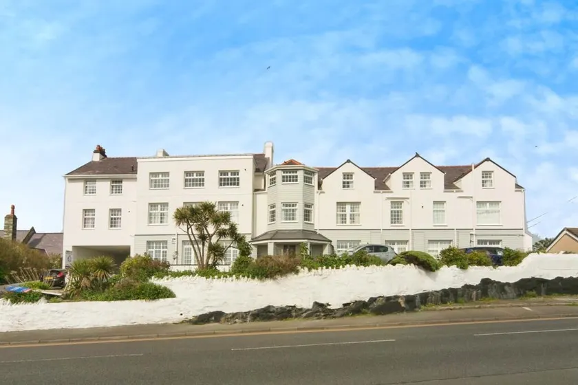 Stylish Penthouse apartment, short walk to fabulous beach, pubs and restaurants - Image 1