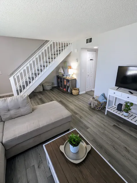 Steps to Beach, Quiet End Unit Gem w/Pool & Tennis - Image 1