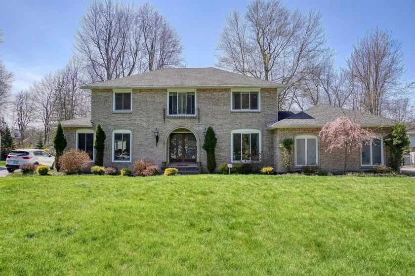Luxurious, comfortable pool home in Buffalo - Image 1