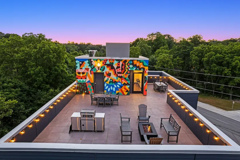 The Heron - Walkable, Roof Deck, Elevator, Mural - Image 1