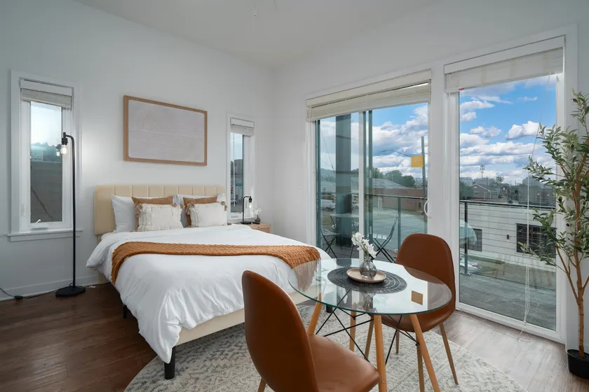 Centrally Located Studio in DT - Image 1