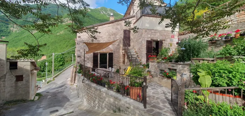 Montana House in Stone-Garden-Panorama-Jacuzzi - Image 1