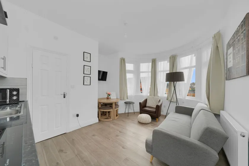 London Apartment close to the Tube + Free Parking - Image 1