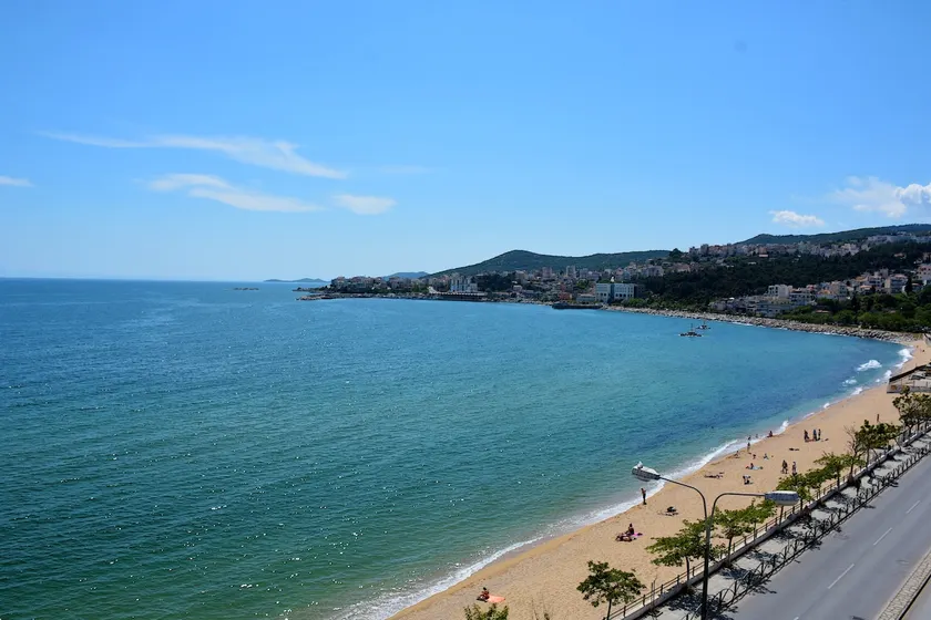 Sea View Urban Apartment - Image 1