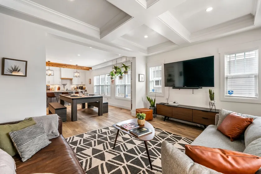 5 Min Mercedes-Benz | Game Room | Sleeps 10 - Image 1