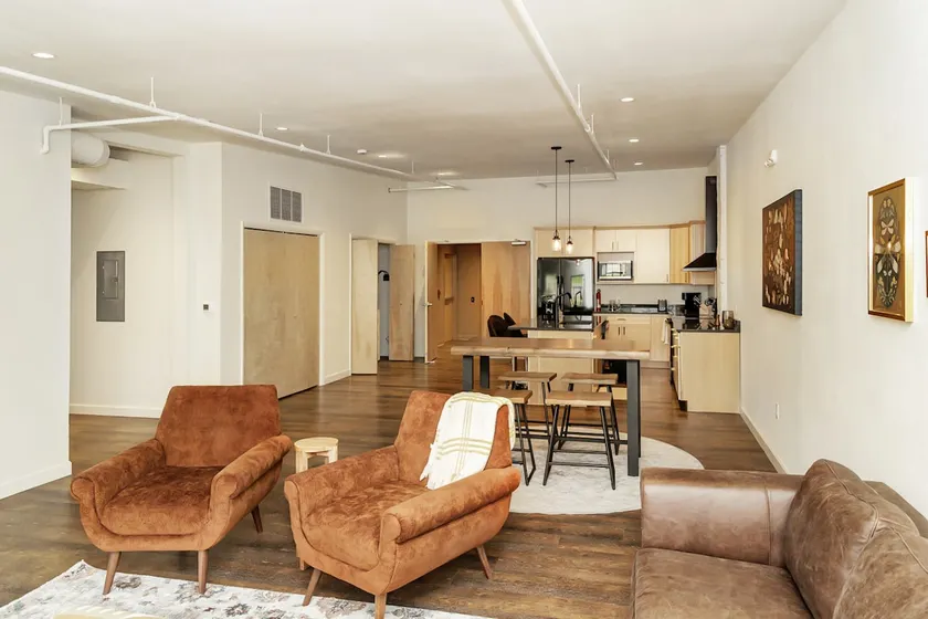 Spacious New & Clean 2 BR Heart of Downtown! 302N - Image 1
