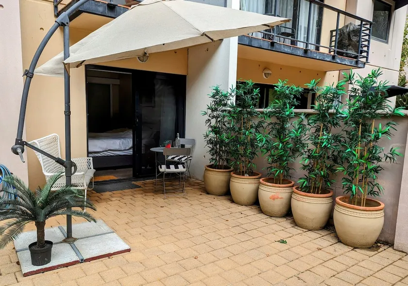 Kings Park Oasis with private courtyard, pool, free secure allocated parking and gym - Image 1