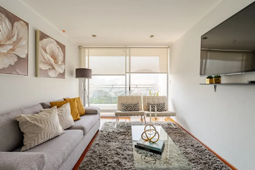 Elegant & Modern 3BR Apartment in Surco - Image 1