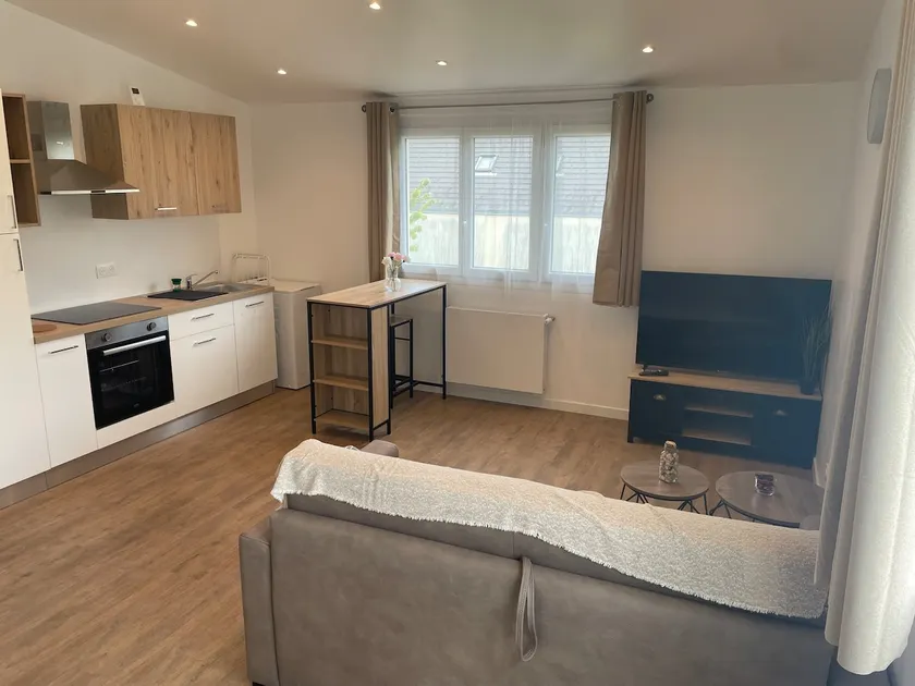F2 comfortable near RER&TGV and amenities - Image 1