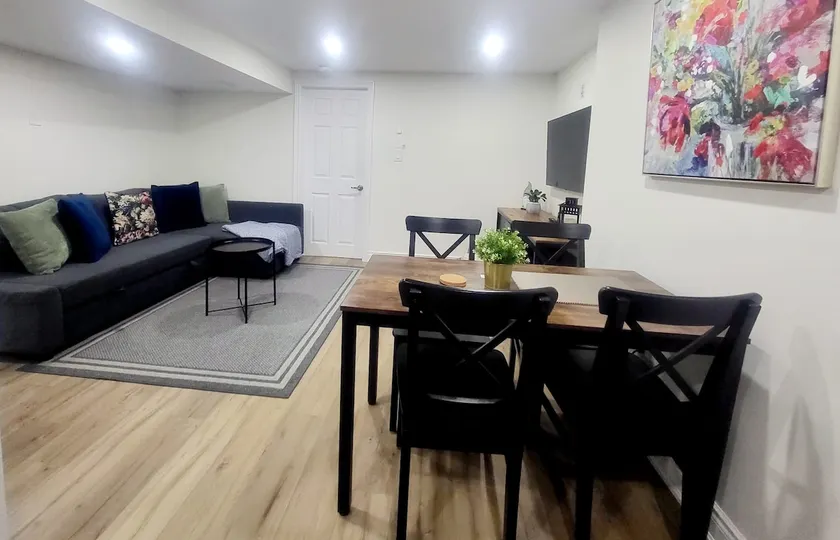 New Private Spacious & Modern APT near Square One - Image 1