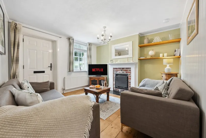 Lovely 2BR Cottage Spacious with Garden - Image 1