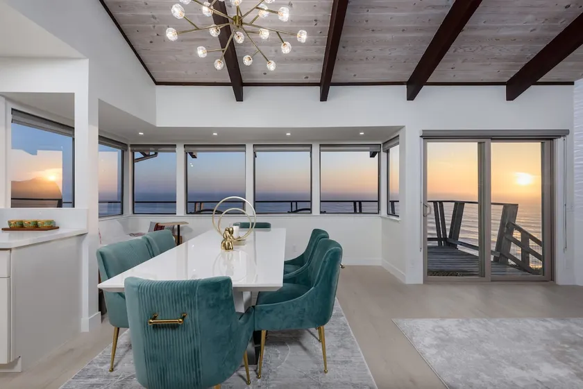 Oceanfront/ Stunning Views/ Hot Tub/ Contemporary - Image 1