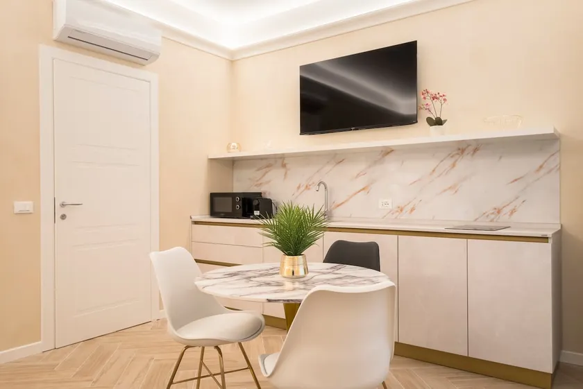 Golden Chic – Upper Town - Image 1