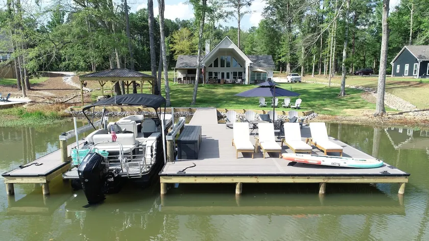 Emma's Lakeside Lounge - Image 1