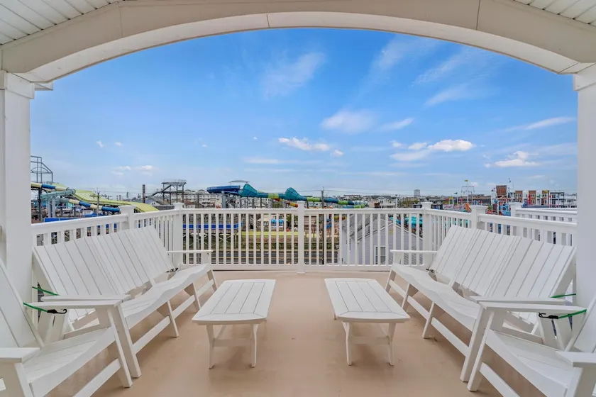 4 BR + Den 5 Decks Beach Haven, Best Location! - Image 1