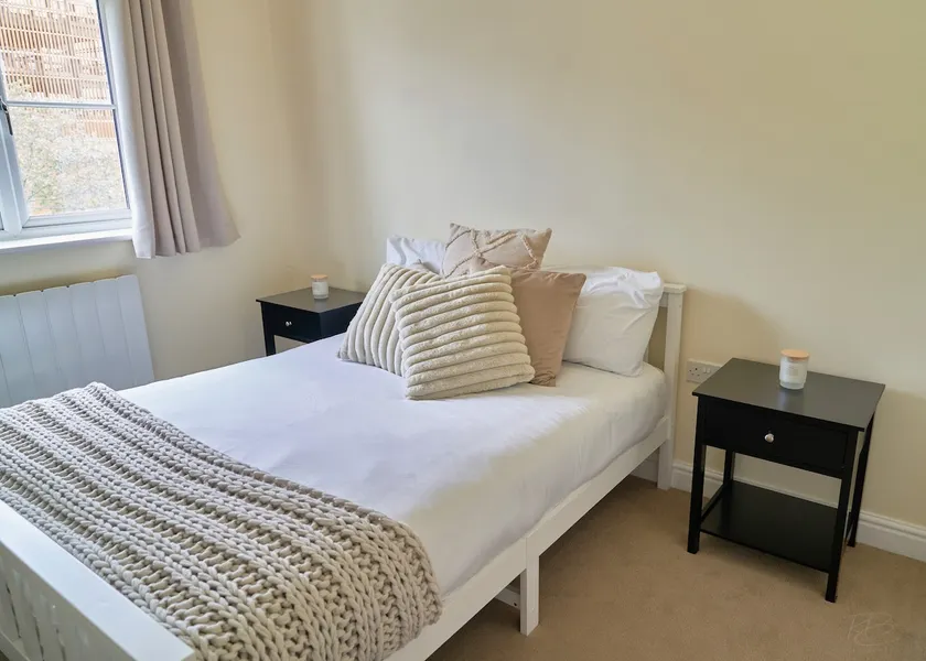 Book Now-2BR Home with Parking & Wi-Fi, Wokingham - Image 1
