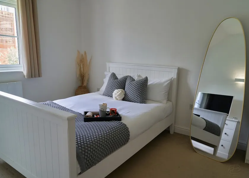 Sleek 2BR Home with Free Parking & Wi-Fi - Image 1