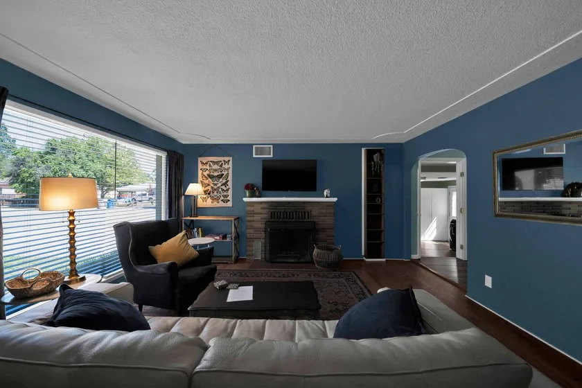 Comfortable home near river access trail - Image 1
