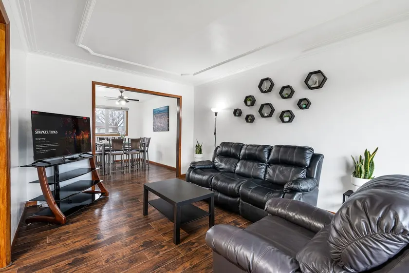 3BED/2BATH Home with FREE Parking - Image 1