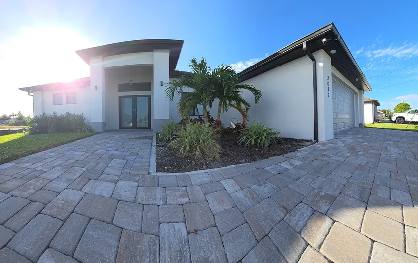 Radiant Luxury Retreat: Serene Outdoor Space! - Image 1