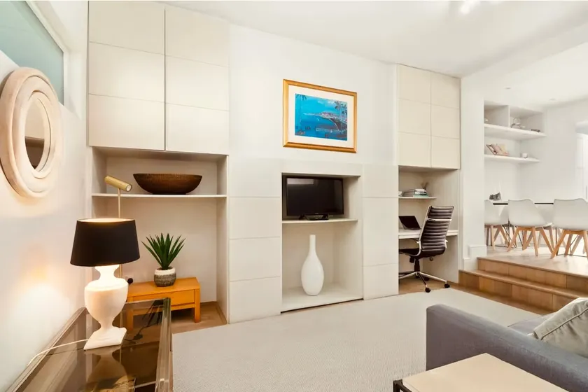 Spacious and Stylish 3 Bedroom Garden Apartment - Image 1