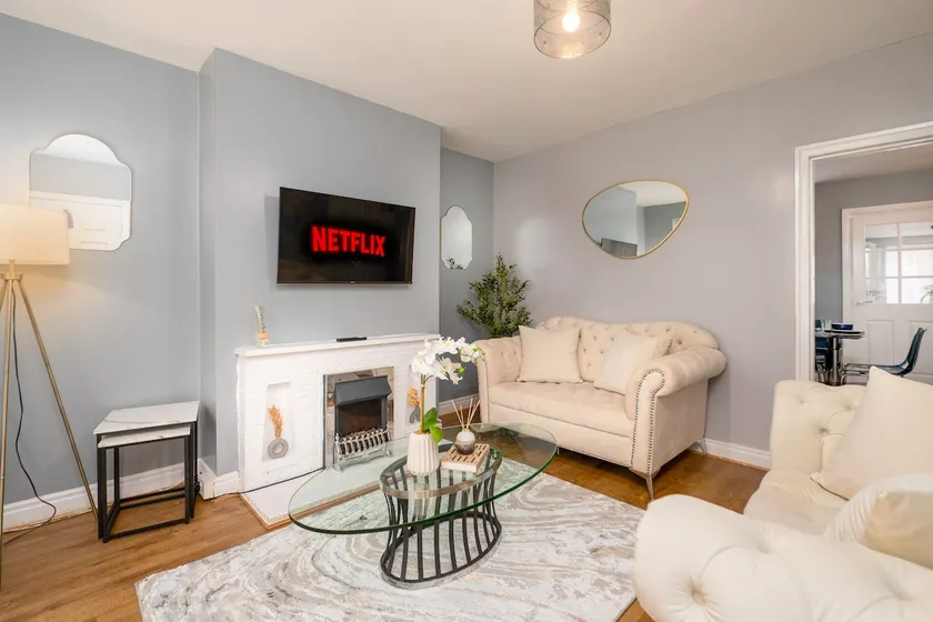 Modern Spacious Home - Parking - Sleeps 6 - minutes from the A1 & the Races - Image 1