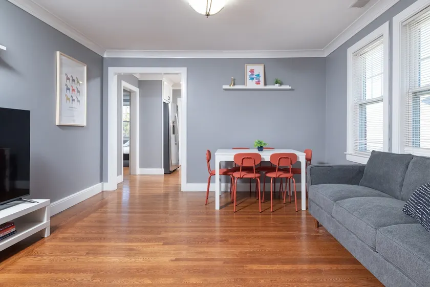2 Free Parking spots / 4 Bed - 2 Bath / Quiet area - Image 1