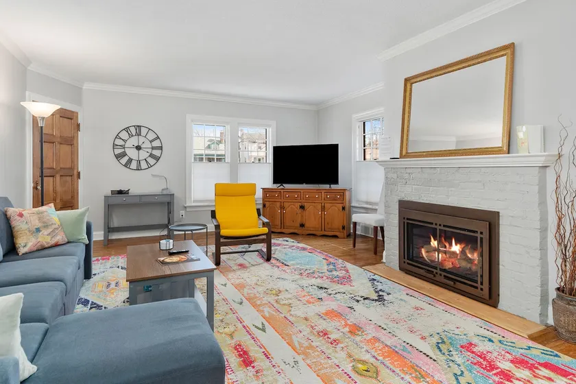 Central-Immaculate-Fenced Yard-Parking-Dining - Image 1