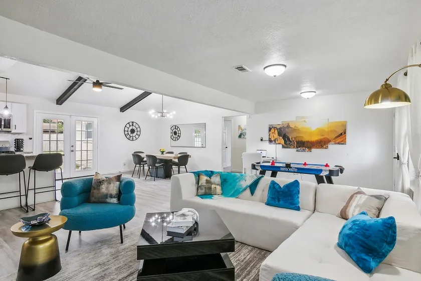 Modern Luxury with Cozy Vibes - Image 1