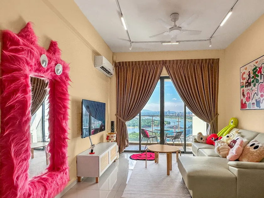FunxVivid Seaview 2BR 2CP near SG CIQ KSL ZooJB Free Netflix WiFI - Image 1