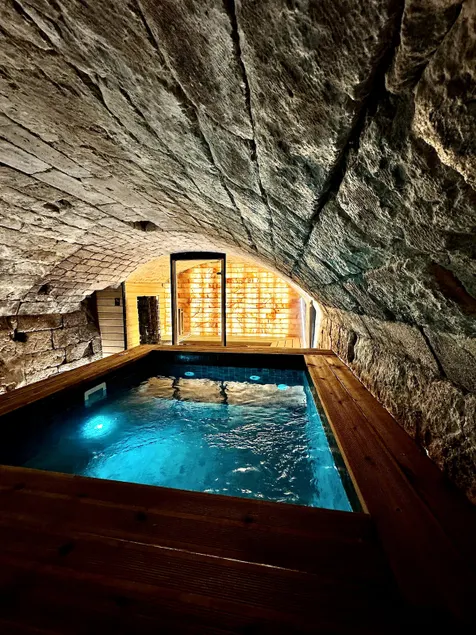 Le Spa Léon – Jacuzzi, private sauna and parking - Image 1