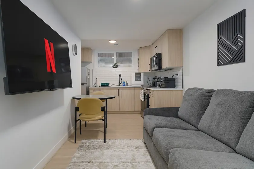 Royal Alex Suite | Private Entry | Parking | WiFi - Image 1