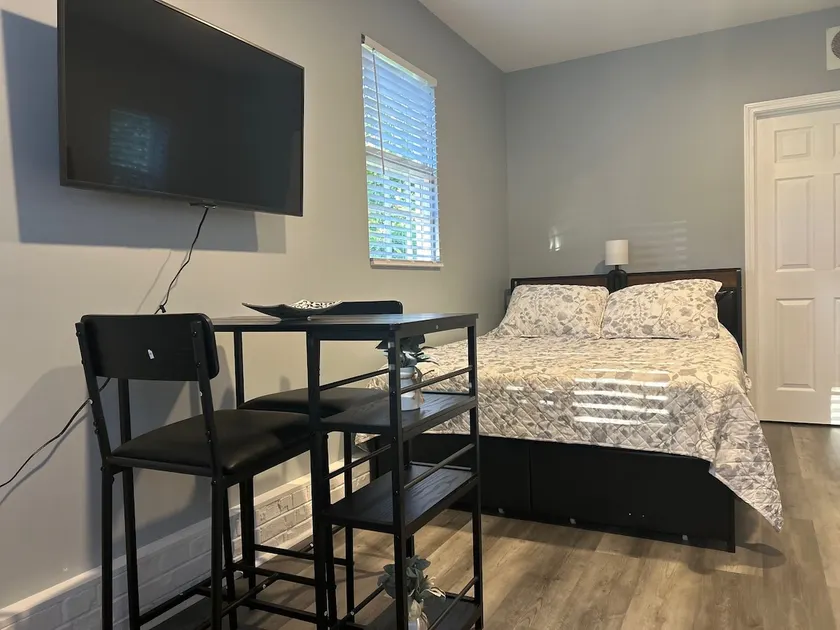 Guesthouse studio in Burlington - Image 1